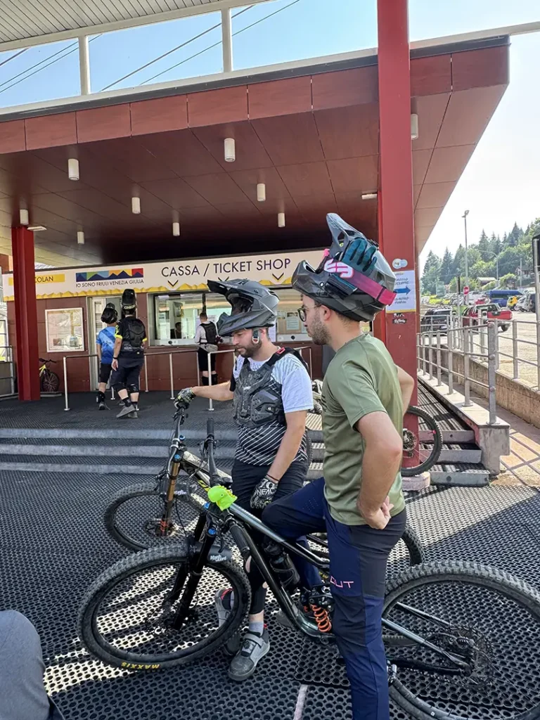 Rider in attesa alla partenza della Funifor del Bike Arena Ravascletto, punto di accesso ai trail del Monte Zoncolan.