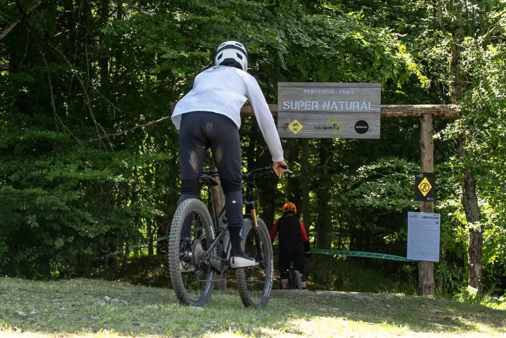 Rider all'ingresso del trail Supernatural del Bike Arena Ravascletto, percorso nero dedicato ai biker più esperti.